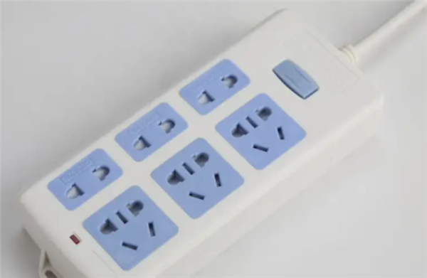 使用插线板千万别捆起来：无法散热 容易引发爆燃